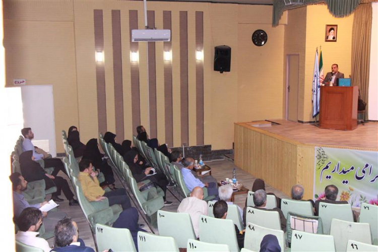 سخنرانی دکتر نظری معاون بهداشتی در جلسه هم اندیشی تشکیل کانون های سلامت محله با سمن های شهرستان اراک ، سالن همایش مرکز بهداشت استان مرکزی