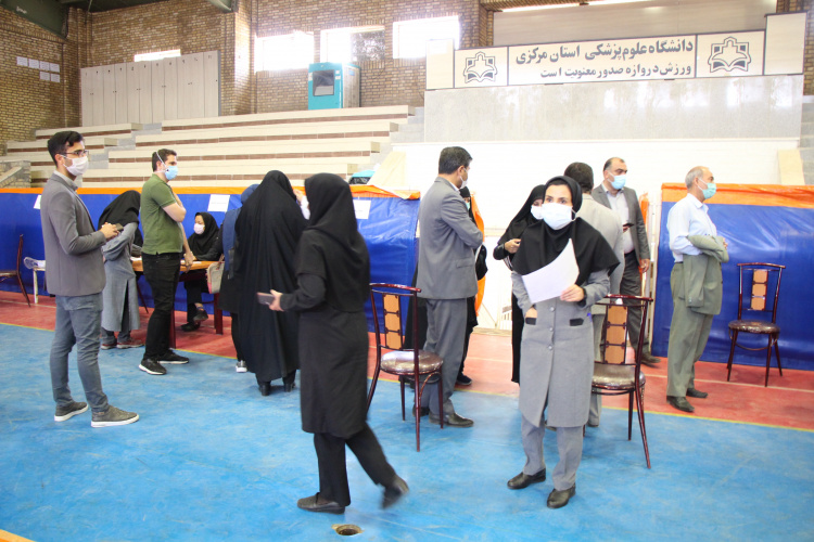 سومین روز واکسیناسیون کووید ۱۹ پرسنل بیمارستان ها، جانبازان و پزشکی قانونی در سالن ورزشی دانشجوی شهید ساکی ، ۱ اردیبهشت ماه