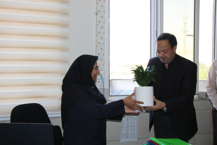 تبریک روز بهورز به کارشناس مسئول بهورزی معاونت بهداشتی، سالن جلسات مرکز بهداشت استان مرکزی، ۱۴ شهریور ماه