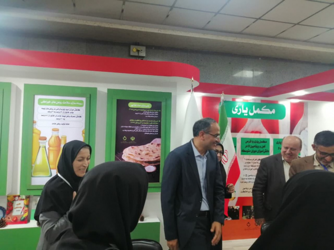 بازدید معاون توسعه وزارت بهداشت درمان و آموزش پزشکی از غرفه نان کامل معاونت بهداشتی