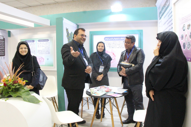 بازدید از غرفه اداره کودکان وزارت بهداشت درمان و آموزش پزشکی