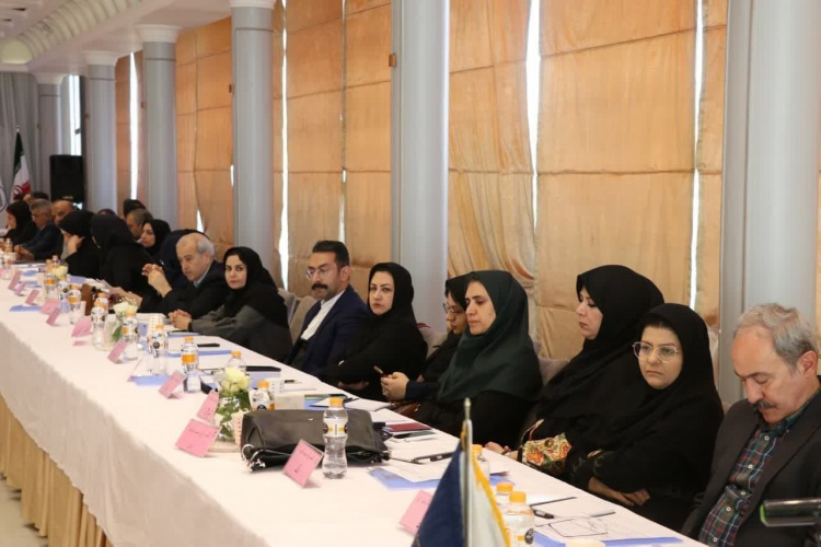 حضور رئیس گروه بهداشت دهان و دندان معاونت بهداشت دانشگاه علوم پزشکی اراک در اجلاس مسؤلین سلامت دهان و دندان کشور
