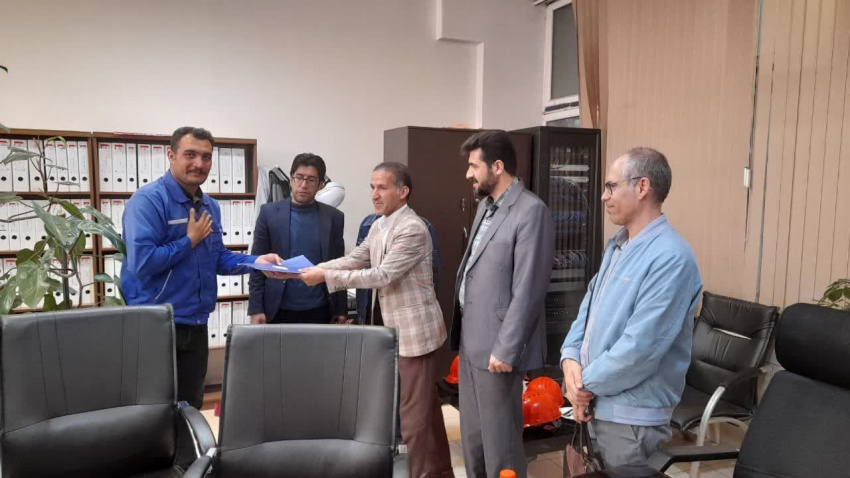 تقدیر از کارشناس خانه بهداشت کارگری شرکت تلاشگران مواد معدنی کیمیا صنعت ایرانیان