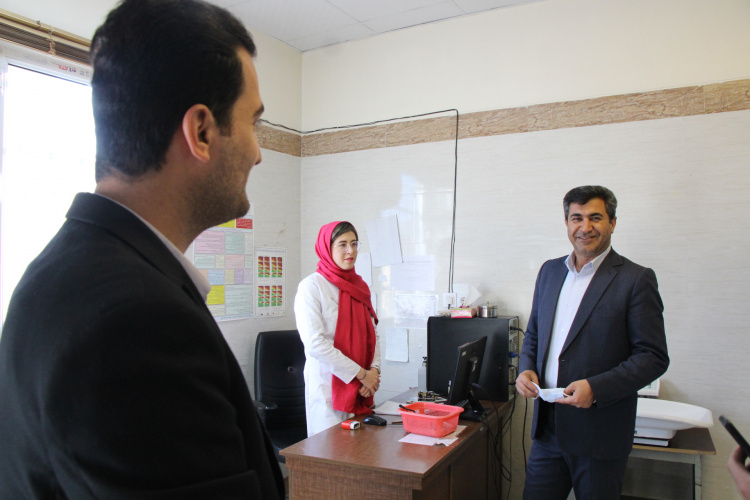 بازدید سرزده معاون اجرایی مرکز بهداشت استان مرکزی از مرکز خدمات جامع سلامت شهری مهاجران