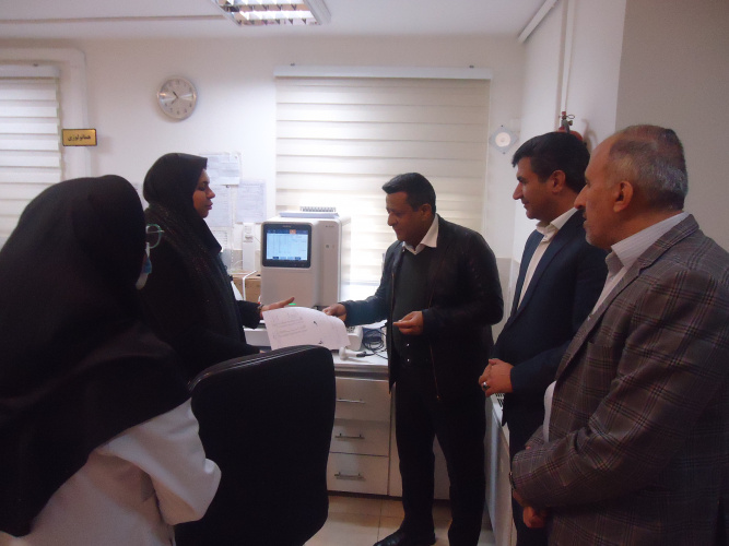 بازدید معاون بهداشت  دانشگاه علوم پزشکی اراک از آزمایشگاه مرکز بهداشت اراک