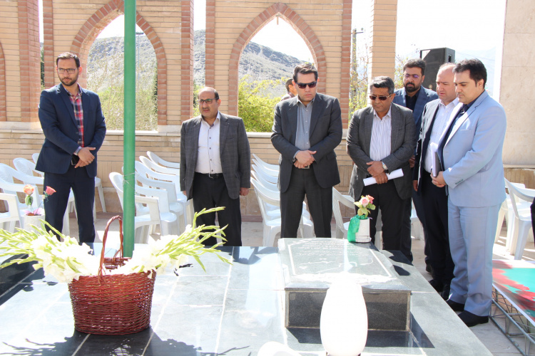 مراسم غبار روبی گلزار شهدای گمنام دانشگاه همزمان با آغاز هفته سلامت + فیلم