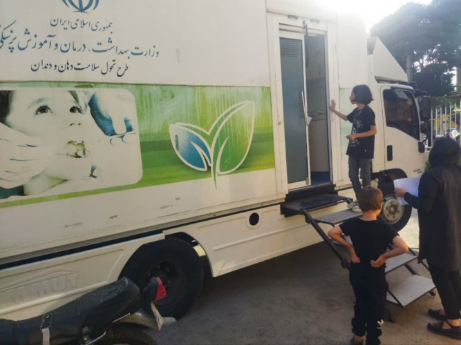 استقرار کلینیک سیار دندانپزشکی معاونت بهداشت استان در اردوی جهادی شهرستان خمین