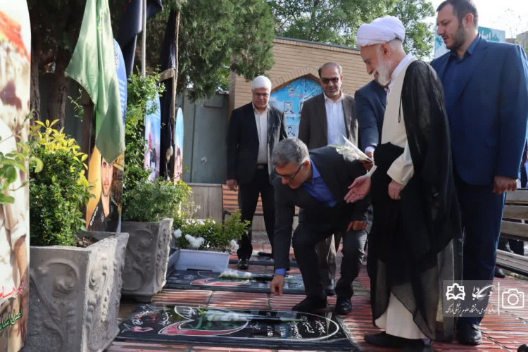 آیین گلباران گلزار مطهر شهدای اراک به مناسبت هفته سلامت برگزار شد